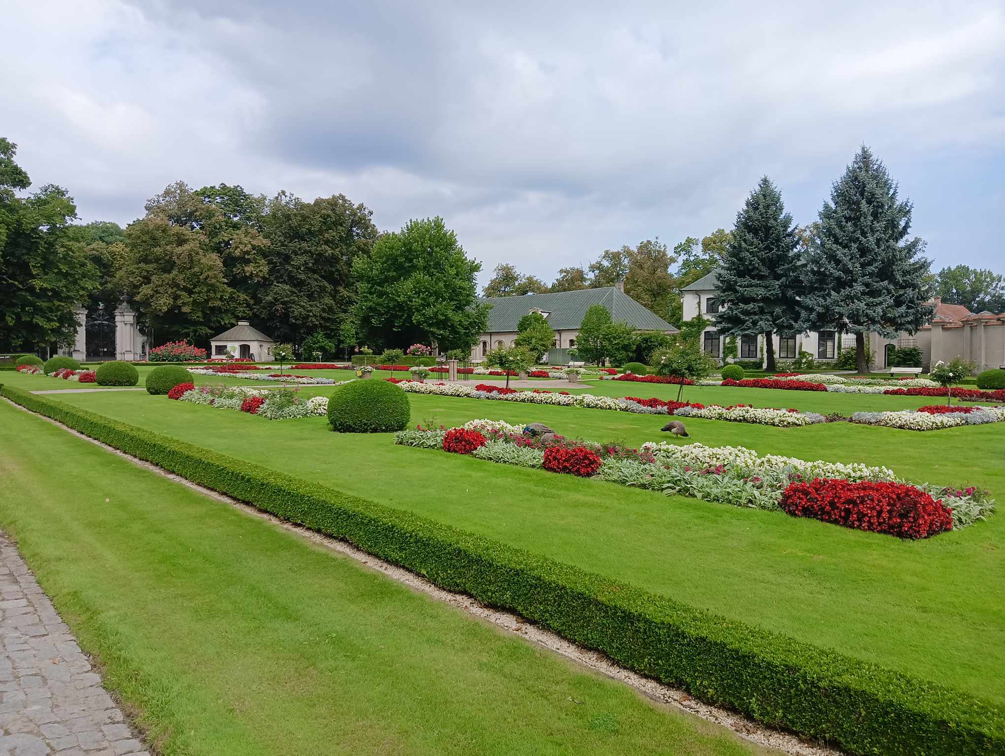 Ogród przed Pałacem w Kozłówce
