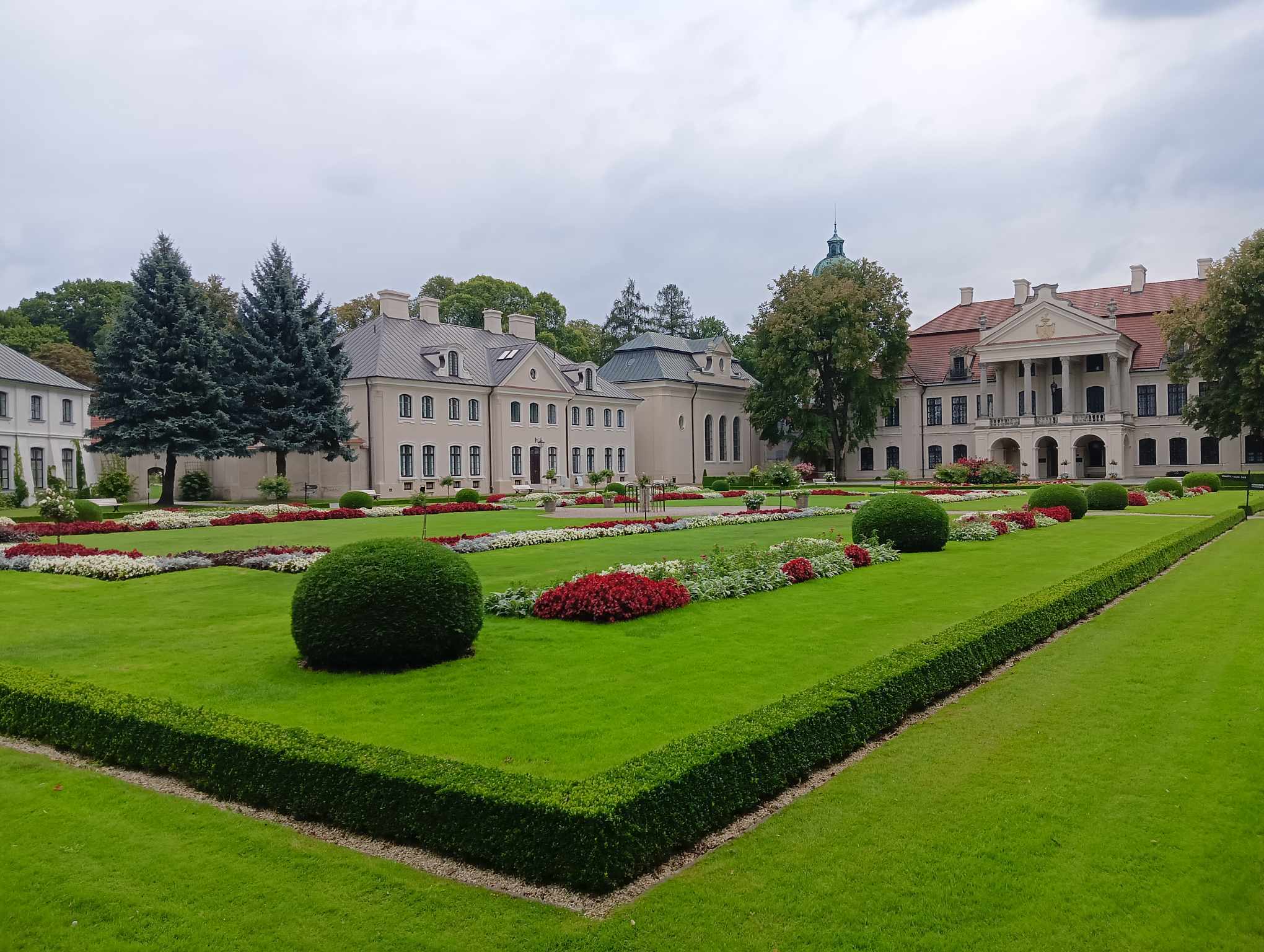 Ogród przed pałacem