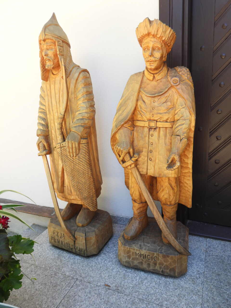 Rzeźby prze wejściem