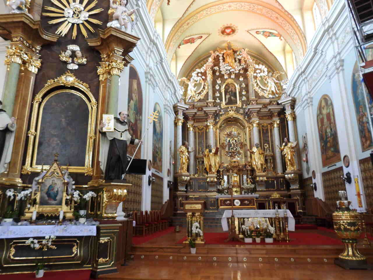 Wnętrze kościoła w Woli Gułowskiej